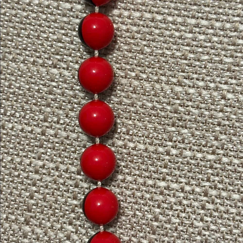 Long Half Black & Half Red Plastic Bead
Necklace - 23 inches in length x nearly - Picture 4 of 5